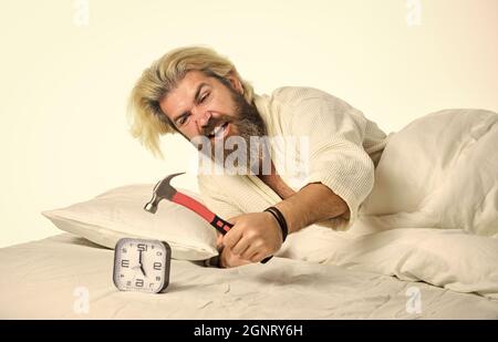 Stress-Konzept. Zeitmanagement. Brauchen, um sich zu entspannen. Nervig klingelender Wecker. Pause Disziplin Regime. Zeit zum Aufwachen. Früh am Morgen Routine. Bärtig Stockfoto