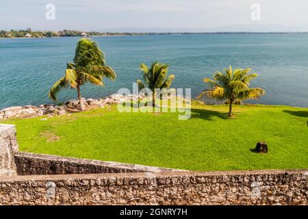 Blick vom Castillo de San Roam, spanischer Kolonialfestung am Eingang zum Izabal-See im Osten Guatemalas Stockfoto