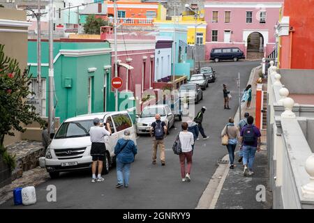 Kapstadt, Südafrika. September 2021. Touristen gehen in Bo-Kaap Gegend von Kapstadt, Südafrika, 27. September 2021. Bo-Kaap, eines der ältesten Wohngebiete Kapstadts mit bunten Häusern, zieht viele Touristen für die Fotografie an. Quelle: Lyu Tianran/Xinhua/Alamy Live News Stockfoto