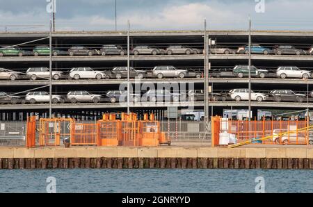 Southampton Docks, England, Großbritannien. 2021. Multi-Deck-Terminal für die kurzfristige Lagerung von Fahrzeugen, die an der Andockseite exportiert oder importiert werden. Stockfoto