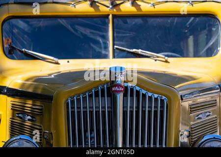 Wyoming, USA - 29. Juni 2021: Nahaufnahme des Grills auf einem klassischen weißen 706 Model 1936 Tour Bus, der für Touristen für Sightseeing-Touren genutzt wird Stockfoto