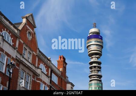 Die Sonne scheint auf dem BT Tower im Zentrum von London (England), zwischen den Gebäuden von Fitzrovia Stockfoto