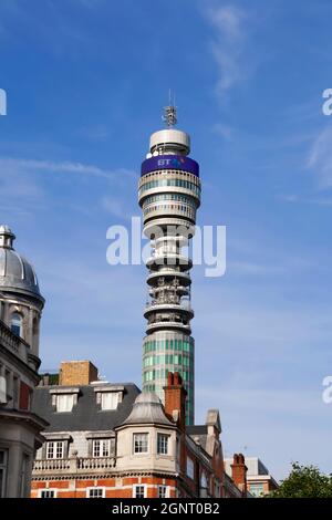 Blick auf den BT Tower über die Dächer im Zentrum von London (England) Stockfoto