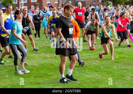 Warrington Running Festival 2021 - Läufer machen vor dem Lauf Aufwärmübungen Stockfoto