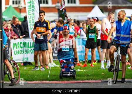 Warrington Running Festival 2021 - Läufer und ein Rollstuhl warten auf den Start - ThisAbility2021 Stockfoto