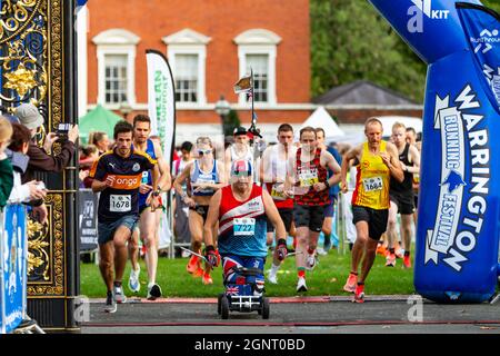 Warrington Running Festival 2021 - Läufer und ein Rollstuhl beginnen den Kurs - ThisAbility2021 Stockfoto