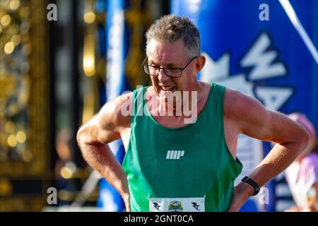 Warrington Running Festival 2021 - reifer Mann legt im Ziel die Hände auf die Hüfte Stockfoto