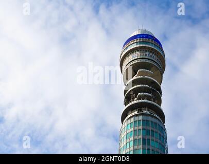 Blick auf den BT Tower im Zentrum von London (England) Stockfoto
