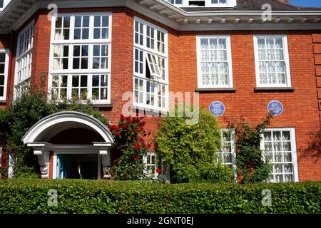 Nahaufnahme des Gebäudes des Freud Museums in London, das die letzte Heimat von Sigmund Freud, dem Begründer der Psychoanalyse, war Stockfoto