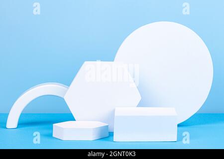 Abstrakte geometrische Pastellfarben Produktdisplay Podium auf hellblauem Hintergrund. Minimal verschiedene Formen Szene Bühne Vitrine stehen für Produkt Stockfoto