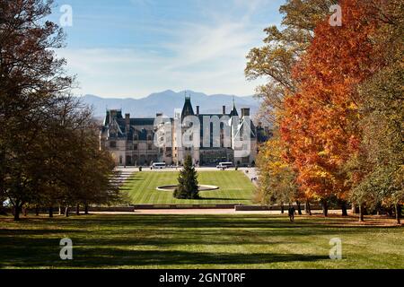 Das Biltmore Estate, im Privatbesitz der Familie Vanderbilt im Herbst in Asheville, North Carolina. Das Haus ist das größte Privathaus in Amerika mit über 250 Zimmern. Stockfoto