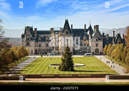 Das Biltmore Estate, im Privatbesitz der Familie Vanderbilt im Herbst in Asheville, North Carolina. Das Haus ist das größte Privathaus in Amerika mit über 250 Zimmern. Stockfoto