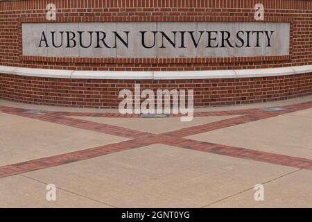 AUBURN ALABAMA, USA - 18. Juni 2020 - Auburn University Schild am Haupteingang des Campus Stockfoto