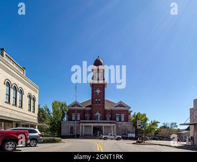 Greenville, Alabama, USA - 24. September 2021: Vordereingang des historischen Butler County Courthouse, erbaut 1903, aus der Sicht der Commerce Street. Grün Stockfoto