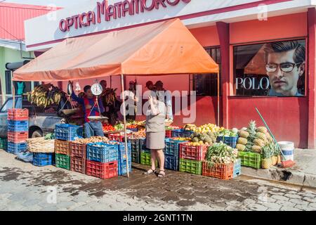 ESTELI, NICARAGUA - 21. APRIL 2016: Obst- und Gemüseland an einer Straße in Esteli. Stockfoto