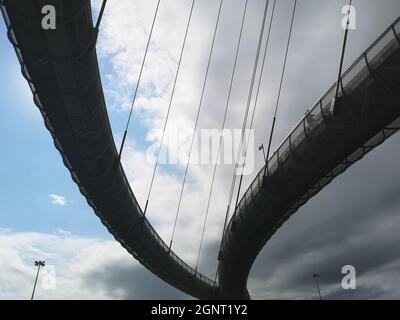 Die Ponte del Mare schwungvolle kurvenreiche Brücke gegen einen blau-bewölkten Himmel in Pescara, Italien Stockfoto
