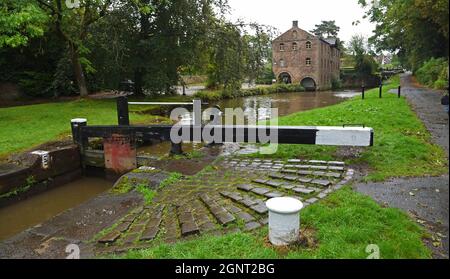 Marple Flight Locks und Lockside Mill, Heshire, England. Stockfoto