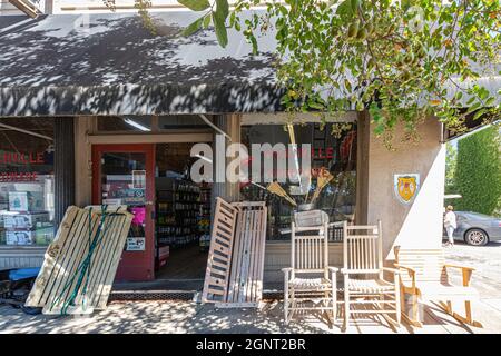 Greenville, Alabama, USA - 24. September 2021: Außenansicht des Greenville Hardware Store. Dieses Geschäft ist seit 130 Jahren an diesem Standort in Betrieb Stockfoto