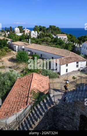 Das Kloster Timios Prodromos und das Kloster Agios Ioannis von einem der Türme im Inneren der Burg Koroni, Koroni, Messinia und Pelopon aus gesehen Stockfoto