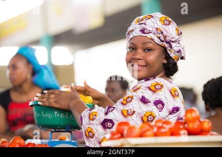 femme battante avec ses marchandises Stockfoto