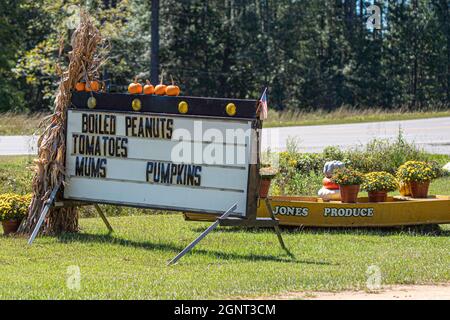 Georgiana, Alabama, USA - 24. September 2021: Straßenschild für Jones Produce Stand in der Nähe der Interstate in Georgiana geschmückt für den Herbst mit vielen Arsch Stockfoto