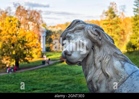 Marmorlöwe auf der Oberseite der großen Steintreppe, Pavlovsk Park, in der Nähe von St. Petersburg, Russland Stockfoto