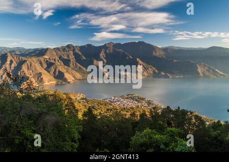 Atitlan See in Guatemala. Das nächste Dorf ist San Pedro, aufgenommen vom Vulkan San Pedro. Stockfoto