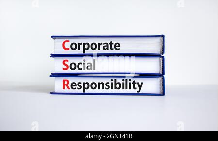 Symbol für soziale Verantwortung von Unternehmen. Konzeptworte CSR, Corporate Social Responsibility auf Büchern auf einem schönen weißen Hintergrund. Unternehmen, Unternehmen Stockfoto