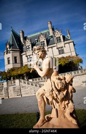 Blick auf das Biltmore Estate von der Südterrasse im Herbst in Asheville, North Carolina. Das Haus, privat im Besitz der Familie Vanderbilt, ist mit über 250 Zimmern das größte Haus in Amerika. Stockfoto