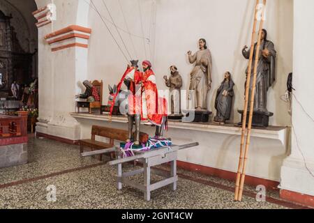 SANTIAGO ATITLAN, GUATEMALA - 24. MÄRZ 2016: Innenraum einer Kirche in Santiago Atitlan mit Osterschmuck. Stockfoto