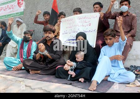 Die Bewohner von Masu Bhurgari veranstalten am Montag, dem 27. September 2021, im Hyderabad-Presseclub eine Protestdemonstration gegen die hohe Händigkeit einflussreicher Menschen. Stockfoto