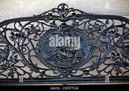 Detail auf einer Eisenbank im Tea House im Biltmore Estate, im Privatbesitz der Familie Vanderbilt im Herbst in Asheville, North Carolina. Das Haus ist das größte Privathaus in Amerika mit über 250 Zimmern. Stockfoto