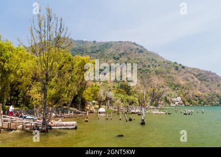 SAN MARCOS LA LAGUNA, GUATEMALA - 25. MÄRZ 2016: Menschen an der Küste des Atitlan Sees. Stockfoto