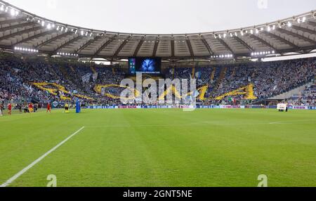 Rom, Italien. September 2021. Latium-Fans reagieren vor dem Start des italienischen Fußballspiels Serie A zwischen Latium und Roma im Olympiastadion. Quelle: Riccardo De Luca - Bilder Aktualisieren/Alamy Live News Stockfoto