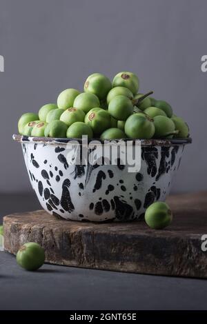 putenbeere, auch Wildeier oder Erbseneier genannt, Tasse voll mit rundem Gemüse Stockfoto