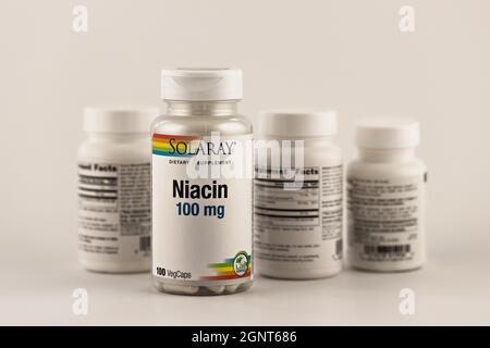 Niacin-Kapseln im Glas. Nahrungsergänzungsmittel redaktionelles Foto Stockfoto