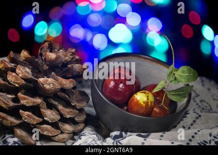 Jujube Frucht mit Ananas auf schwarzem Hintergrund mit Weihnachten Stockfoto