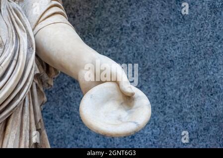 Nahaufnahme einer Marmorstatue mit einem runden Brot Stockfoto