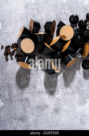 Kaffeekapseln auf dunklem Hintergrund Stockfoto