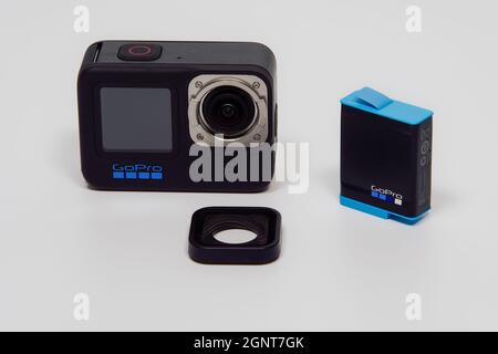 GoPro Hero 10 schwarz mit Logo von oben. Action-Kamera mit abnehmbarer Objektivabdeckung und Akku vor weißem Hintergrund. Stockfoto