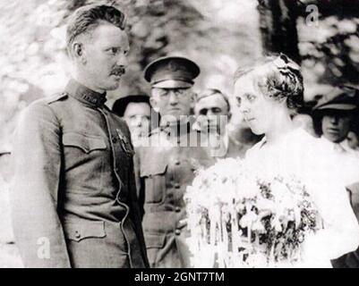 ALVIN YORK (1887-1964) einer der am meisten dekorierten amerikanischen Soldaten des Ersten Weltkriegs. Hochzeitsfoto mit Braut Gracie Williams im Jahr 1919. Stockfoto