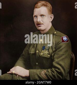 ALVIN YORK (1887-1964), einer der am meisten dekorierten amerikanischen Soldaten des Ersten Weltkriegs, trägt hier die Ehrenmedaille und Croix de Guerre. Stockfoto