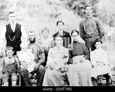 ALVIN YORK (1887-1964) einer der am meisten dekorierten amerikanischen Soldaten des Ersten Weltkriegs, der hier mit seinen Eltern William und Mary und ihrer Familie 1900 rechts stand Stockfoto