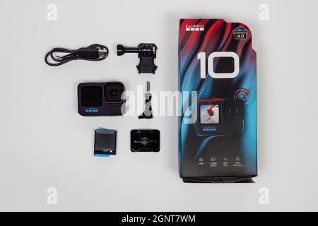 GoPro Hero 10 schwarz mit Logo-Paket enthält. Draufsicht der Action-Kamera mit Akku und Zubehör vor weißem Hintergrund. Stockfoto