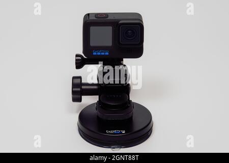 GoPro Hero 10 schwarz mit blauem Logo. Action-Kamera auf einem Saugnapf vor weißem Hintergrund montiert. Stockfoto