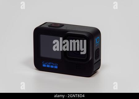 GoPro Hero 10 schwarz Draufsicht.Action-Kamera mit blauem Logo auf weißem Hintergrund. Stockfoto