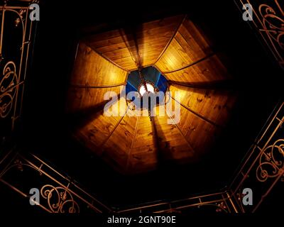 Nachtpark Rotunde runde Decke Detail beleuchtet mit glühenden Vintage-Lampe an der Spitze Stockfoto