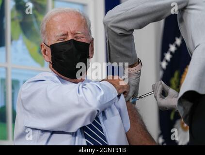 Präsident Joe Biden hält Bemerkungen ab und erhält einen COVID-19-Booster gemäß den CDCâÂ € Â™s und FDAâÂ € Â™s Empfehlungen im South Court Auditorium des Eisenhower Executive Office Building 27. September 2021 in Washington DC. Foto von Ken Cedeno/Pool/ABACAPRESS.COM Stockfoto