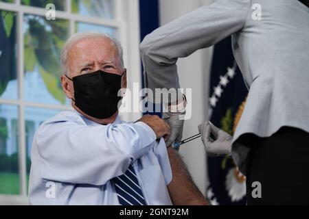 Präsident Joe Biden hält im South Court Auditorium des Eisenhower Executive Office Building am 27. September 2021 in Washington DC eine Stellungnahme ab und erhält einen COVID-19-Booster, der den Empfehlungen des CDC und der FDA entspricht. Foto von Ken Cedeno/Sipa USA Credit: SIPA USA/Alamy Live News Stockfoto