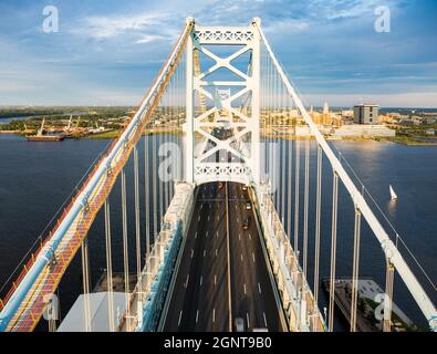 Luftaufnahme der Ben Franklin Bridge und Camden, NJ Stockfoto